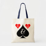 Las Vegas personnalisé épousant le sac fourre-tout<br><div class="desc">Sac fourre-tout personnalisé à noce de Las Vegas. Sac fourre-tout à mariage de tisonnier d'as de pique avec le roi et la reine des coeurs. Lettre de monogramme de Personalizable pour des jeunes mariés. Idée mignonne pour la jeune mariée, les demoiselles d'honneur, la demoiselle de honneur, la domestique de l'honneur...</div>