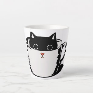 Latte Chaton noir avec nez rouge caché dans une tasse