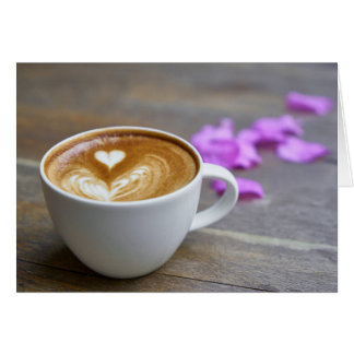 Latte de la coupe du matin avec mousse en forme de