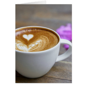 Latte de la coupe du matin avec mousse en forme de