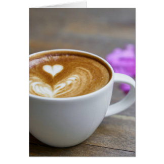 Latte de la coupe du matin avec mousse en forme de