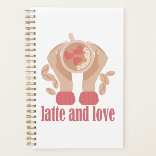 Latte et coupe d'amour, mains et citation de café