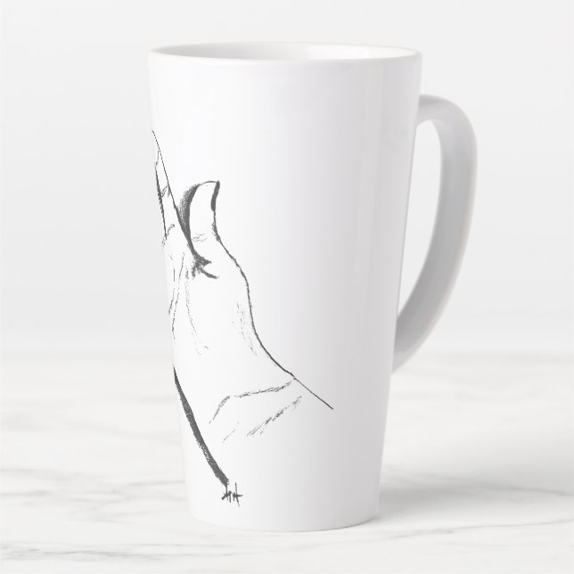 Latte main noire et blanche sur une tasse à café (Angle droit)