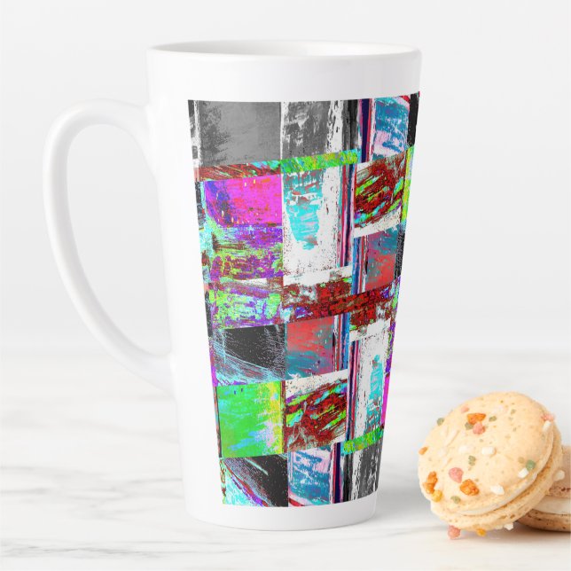 Latte Mug – Abstract Grid (En situation)