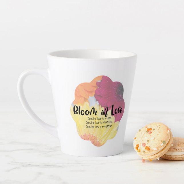 Latte Mug avec fleur en amour Logo (En situation)