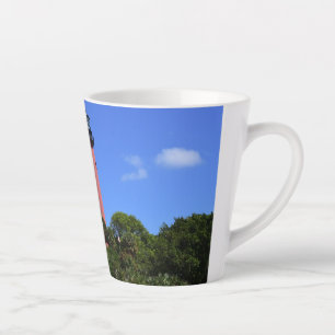 Latte Photo du phare de Jupiter sur une tasse de café