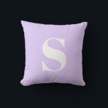 Lavande Lumière Coussin extérieur monogramme initi<br><div class="desc">Lavande Légère Coussin extérieur Monogrammé Initiale. Coussin extérieure décorative avec une seule initiale. Personnalisez rapidement et facilement.</div>