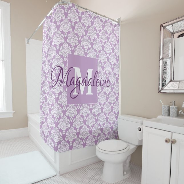 Lavender Damask Monogramme Douche rideau avec nom (En situation)
