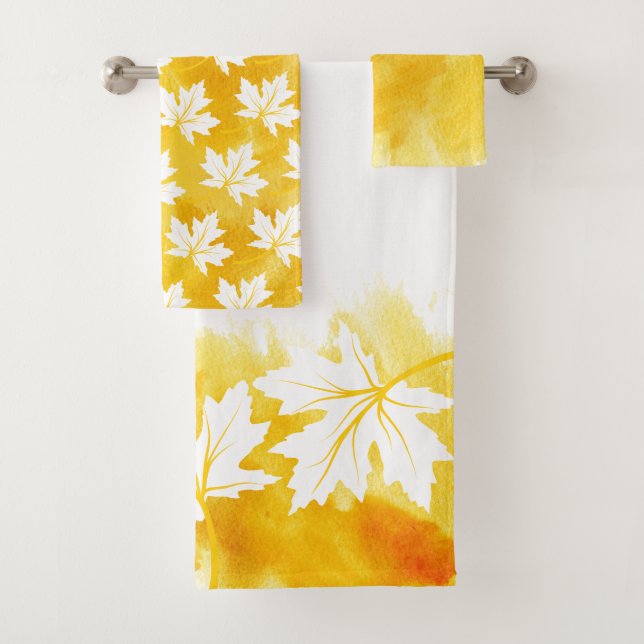 Laver à l'eau jaune de la feuille d'érable blanc,  (En situation)