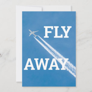 L'avion vole dans le ciel bleu
