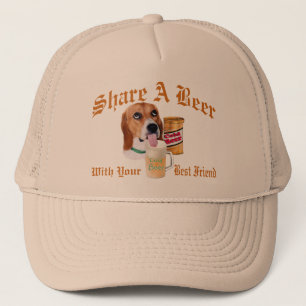 Le beagle partage un casquette de bière