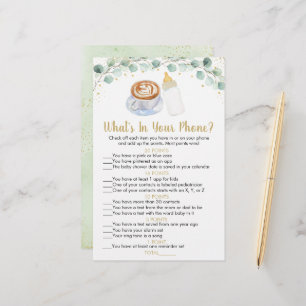 Le bébé brasse du café ce qui est dans votre jeu d