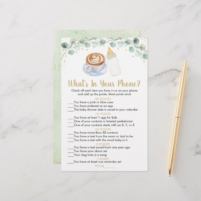 Le bébé brasse du café ce qui est dans votre jeu d (Devant/Arrière en situation)