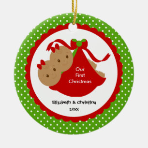Le bébé jumelle le premier ornement de Noël du