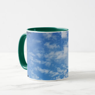 Le blanc de ciel bleu opacifie la tasse de tasse