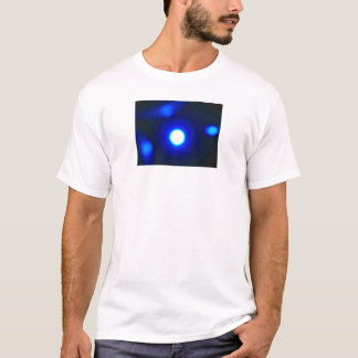 Le "bleu rougeoie" le T-shirt blanc