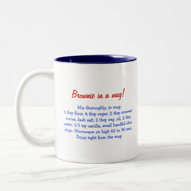 Le "brownie" dans une tasse a personnalisé le (Gauche)