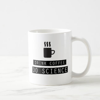 Le café de boissons, font la tasse de la Science