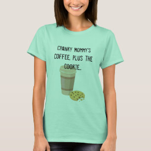 Le café de la maman excentrique avec le T-shirt d