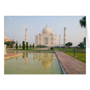 Le calme et paisible Taj Mahal au lever du soleil