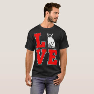 Le chat birman choie le T-shirt de cadeau d'amour