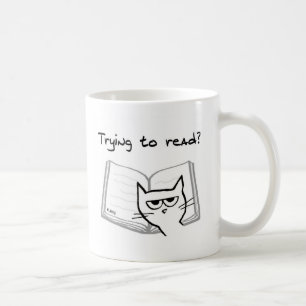 Le chat défie des amoureux des livres - tasse