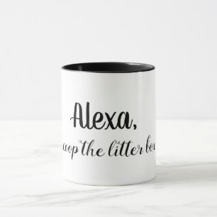 Le chat drôle attaque la tasse d'amoureux des