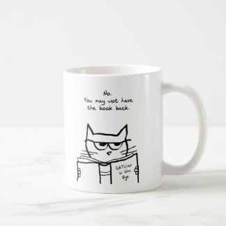 Le chat fâché vole votre livre - tasse de café