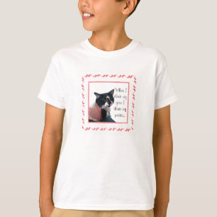Le chat mignon de smoking pensent à des T-shirts