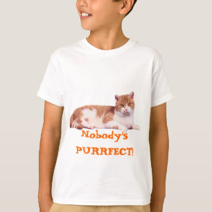 Le chat orange et le blanc badine le T-shirt