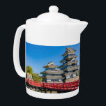 Le château de Matsumoto et la théière du pont<br><div class="desc">Le Château de Matsumoto, dans la ville de Matsumoto dans la préfecture de Nagano, compte parmi les plus anciens et les plus beaux châteaux du Japon et avec le Château de Hikone, le Château de Himeji et le Château d'Inuyama, est désigné comme un trésor national. Le château de Matsumoto est...</div>
