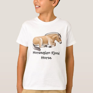 Le cheval norvégien de fjord badine le T-shirt