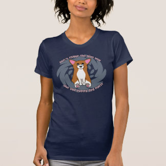 Le chien triste observe le T-shirt d'obscurité de