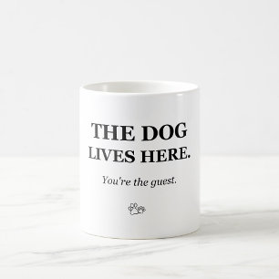 Le chien vit ici Vous êtes l'invité Mug Chien Drôl
