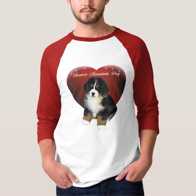Le chiot de MadDog dans un T-shirt de coeur (Devant)