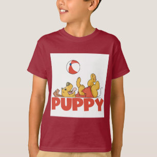 Le chiot joue des T-shirts et des cadeaux
