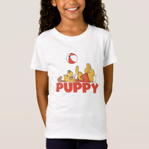 Le chiot joue des T-shirts et des cadeaux