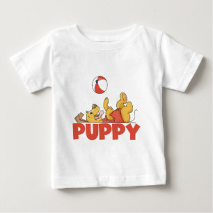 Le chiot joue des T-shirts et des cadeaux