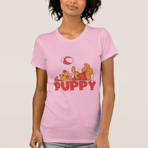 Le chiot joue des T-shirts et des cadeaux
