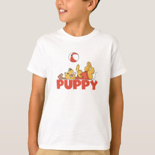 Le chiot joue des T-shirts et des cadeaux