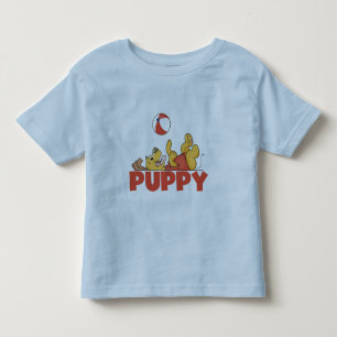 Le chiot joue des T-shirts et des cadeaux