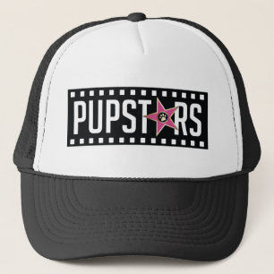 Le chiot tient le premier rôle le casquette de