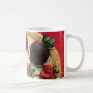 Le chocolat a couvert la tasse de gâteau au
