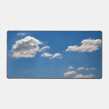 Le ciel est bleu et les nuages blancs passent