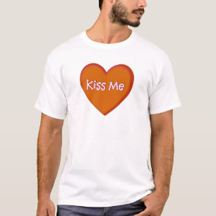 Le coeur de sucrerie rouge m'embrassent le T-shirt