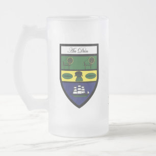 Le comté vers le bas tracent et Crest des tasses