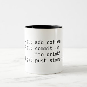 Le connard ajoutent la tasse de café