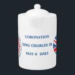 Le couronnement du roi Charles III<br><div class="desc">Célébrez le couronnement du roi Charles III. Cette théière blanche a l'emblème du couronnement et un drapeau britannique en forme de coeur. Idéal pour les fans royaux ou comme souvenir pour commémorer cette occasion historique.</div>