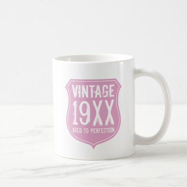 Le cru a vieilli dans la tasse d'anniversaire de (Droite)