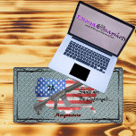 Le drapeau américain personnalisé AR15 ne doit pas<br><div class="desc">Montrez votre soutien pour le 2ème Amendement sur votre bureau pendant que vous poursuivez votre travail quotidien sur l'ordinateur ou dans l'atelier. Tapis de travail personnalisable avec votre nom et montre un fusil AR15,  les étoiles et les rayures d'un drapeau américain,  et des dessins ornés d'angle de crochet.</div>